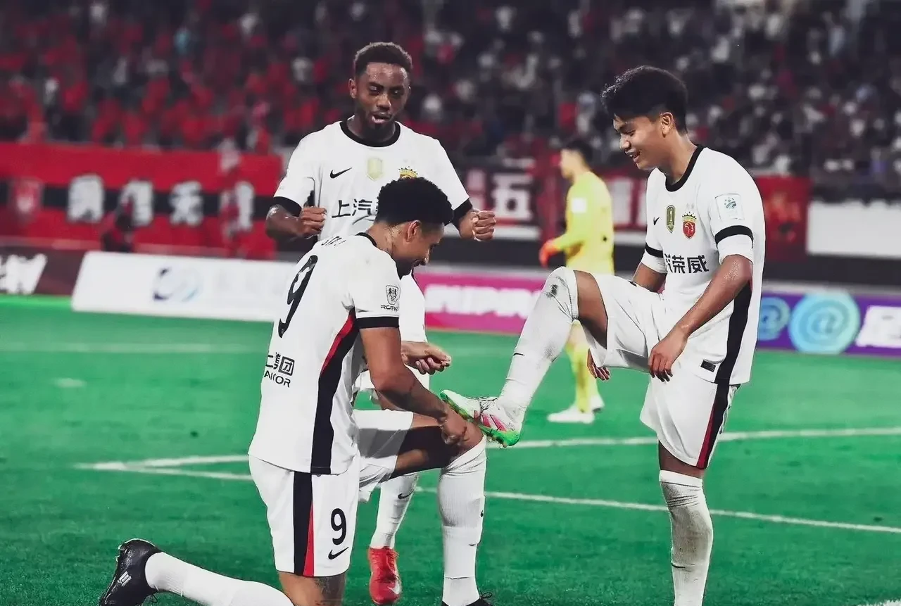 开云中国-上海海港训练开放日，转会期扳平良机引欢呼，国王杯在即，数据趋势出现新变化的简单介绍